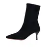 Botas finas elásticas de bico fino estilo francês para pessoas baixinhas, saltos altos pretos que aumentam a altura, novo modelo primavera e outono 2026