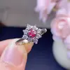 El Anillo de Rubí Natural es una Fina Plata S925 Finamente Incrustada con Artesanía Galvanizada de 18K Piedra Principal de 4 mm
