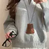 Colar Cordão Pequeno Bolsa Couro Sintético Estilo Retro Hong Kong, Corrente para Suéter Versátil Moda Lua Crescente, Acessório de Moda de Rua de Alta Qualidade para Mulheres