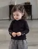 Conjunto súper elegante de chaqueta de plumón y pantalones para niñas, nuevo estilo de invierno, pantalones largos a cuadros de dos piezas falsas, capa base versátil, conjunto de tres piezas, moderno