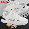 Tênis Warrior Masculino, novo modelo outono 2026, sapatos brancos de sola grossa que aumentam a altura, tênis masculinos da moda, sapatos esportivos versáteis e antiderrapantes B