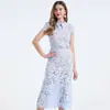 Toma Real de un Vestido de Encaje Muy Adornado con Encaje Floral Hueco Tridimensional y Cuello de Camisa, de Corte Entallado y Diseño de Cola de Pez
