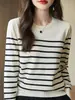 Suéter feminino de tricô canelado fino com gola redonda, apresentando um design suave, simples, macio e amigável à pele, que é emagrecedor e versátil como peça básica.