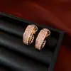 Pendiente Colgante Exquisito en Forma de C con Zirconia Bañado en Oro Real de 18 Quilates, Clip para Oreja, Pendientes Versátiles Elegantes con un Toque de Lujo Ligero y Sensación de Alta Gama, Joyería de Oreja de Nicho