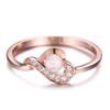Anillo de ópalo y circonita bañado en oro rosa de 18 quilates con circonitas incrustadas. Personalización de joyas.