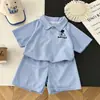 Roupa de Verão Infantil 2026 Novo Estilo de Verão Conjunto de Duas Peças Liso para Meninas Gola Reversível Manga Curta Roupa da Moda Nantong Bebê Camisa Polo