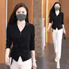 Camiseta de cuello en V moderna y elegante para mujer, nuevo diseño de principios de otoño 2026, nicho, corte holgado, adelgazante, top versátil básico