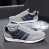 Zapatos nuevos para hombre, modernos y populares, con parte superior de malla transpirable, diseño ligero, amortiguación que absorbe los impactos y suela suave, perfectos para estudiantes, y en un estilo coreano de moda, adecuados para correr y uso casual