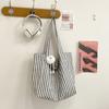 Nova Bolsa Tote Listrada Color Block Estilo Japonês e Coreano, Grande Capacidade, Design de Alto Padrão, Versátil Jovem para Ombro/Axila