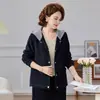 Nova jaqueta jeans com capuz de outono para mulheres, jaqueta estilosa e moderna de corte solto emagrecedor para senhoras de meia-idade e idosas