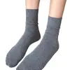 Los calcetines favoritos del otoño - combinados con calcetines de algodón de fibra larga ligeros de 40 hilos hasta la mitad de la pantorrilla en estilo retro gris de Birkenstock para el postparto