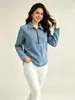 Top jeans feminino de manga longa com gola e zíper parcial, apresentando acabamento lavado e desgastado, corte solto e barra arredondada.. Direto do fabricante