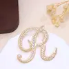 Moda Europea y Americana Broches de Alfabeto Inglés de 26 Letras, Pines de Perlas, Joyería de Alta Gama, Accesorios Versátiles para Ropa, Venta al por Mayor Transfronteriza