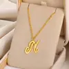 Colar com pingente de letra inglesa oca em forma de coração A-Z europeu e americano novo feminino criativo aço inoxidável pingente de amor geração cabelo