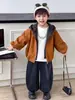 Coleção de outono de 2026: Conjunto de roupa cool e estiloso para meninos, estilo coreano, apresentando uma jaqueta de couro falsa de duas peças e conjunto de calças lanterna