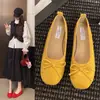 Sapatos Femininos Loafers Prata Retro Francês Solado Macio 2026 Mary Janes Vento Noturno Sapatos Baixos com Laço Dourado Sapatos de Vovó