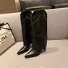 Zapatos negros de estilo retro, punta fina, bota de corte acampanado con tachuelas, nuevo modelo otoño e invierno 2026, botas vaqueras western de diseño único