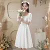 Elegante vestido branco de verão com decote quadrado e mangas bufantes, simples, acinturado, slim-fit, leve, para noivado e registro