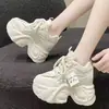 Zapatos de Padre de Suela Gruesa de Venta Caliente para Mujer 2026 Otoño Nuevos Versátiles Zapatos Deportivos Casuales que Aumentan la Altura Ligeros Zapatos Blancos para Mujer