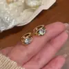 Novos mini brincos metálicos dourados cintilantes de zircônia para mulheres, luxo leve, acessórios de orelha únicos e bonitos
