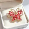 Broche de mariposa vintage europeo y americano con pedrería de colores, alfiler de aleación de lujo ligero incrustado, accesorio para abrigo y traje, accesorio para corsage