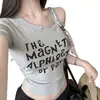Camisa de Manga Corta Asimétrica de Hombro con Pañuelo de Seda Estampado de Letras para Mujer, Diseño Nuevo de Verano 2026, Top Versátil de Corte Ajustado
