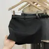 Saia curta cinza estilo tailleur para primavera e verão, uma peça moderna e elegante que valoriza os braços, perfeita para mulheres de estatura baixa, com cintura alta e efeito emagrecedor, criando uma silhueta elegante em A.