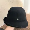 Sombrero de Pescador Simple de Lana Tejida Estilo Coreano para Mujer, Ala Plegable, Calidez Otoño/Invierno, Hace que la Cara Parezca Más Pequeña, Logo Metálico, Estilo Nuevo, Sombrero de Pescador Versátil