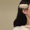 Nuevo Modelo 2026 [Luz Suave Blanco Suave] Pinza para el Cabello de Borla de Zirconia de Invierno Pinza Lateral Versátil de Felpa Accesorio para el Cabello para Mujeres