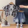 Conjunto de Verano para Niños 2026 Nuevo Elegante Bebé Camisa de Cuadros Manga Corta Moda Infantil Conjunto de Tres Piezas Verano Moderno