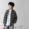 Casaco de outono para meninos 2026 nova camisa xadrez infantil estilo coreano para outono e primavera, camisa de streetwear da moda para crianças mais velhas