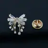 Broche Laço de Cristal Feminino Sensação de Alto Padrão Leve Luxo Lapela de Terno Pin de Lapela Alta Qualidade Fixo Anti-Exposição Fivela Acessórios