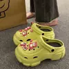 Crocs de Oso de Fresa para Mujer Verano Exterior 2023 Nuevos Celebridad de Internet Suela Gruesa Aumentador de Altura Playa Punta Cerrada Medias Zapatillas Mujer
