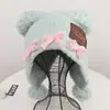 Balaclava de alta qualidade em pelúcia de urso fofa com pompom e orelhas para mulheres, quente e versátil para outono e inverno, proteção para as orelhas