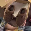 Pantuflas de algodón esponjoso para mujer, nuevo estilo lindo de otoño e invierno, zapatos de felpa de algodón cálidos antideslizantes para el hogar en pareja