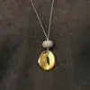 Colgante fluido y suave, diseño de nicho, elegante cadena larga para suéter, simple y versátil, collar irregular calado para mujer
