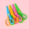 Tijeras de plástico de regalo directas de fábrica, hechas a mano, para estudiantes de jardín de infantes, con dibujos animados, elásticas, antipellizcos, de seguridad para niños.