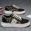 Nuevas zapatillas de pana para hombre, de moda estilo coreano, zapatos casuales versátiles de moda, cómodos y transpirables para el uso diario en todas las estaciones.