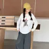 Conjunto de outono para meninas 2026 novo estiloso e moderno camiseta de manga comprida e calça casual listrada infantil para meninas mais velhas, coleção de outono