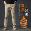 Pantalones casuales de alta gama con forro de polar para hombre, corte holgado, estilo de pierna recta, adecuados para el trabajo en otoño e invierno, hechos de algodón puro, engrosados para abrigar, pantalones largos, estilo moderno para hombre