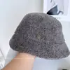 Sombrero de pescador de rizo simple elegante japonés para mujer otoño invierno elegante pequeño logo moderno sombrero de cubo versátil hace que la cara se vea más pequeña sombrero de cubo