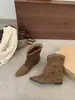 Botines de gamuza con punta, nueva colección otoño/invierno 2026, botines plisados con tacón oculto, botines estilo vaquero, botines para mujer petite