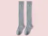 Meias grossas de terry acima do joelho para outono e inverno, quentes e antiderrapantes, não escorregam, meias femininas à prova de vento com forro de fleece da Zhuji Hosiery