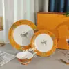 Plato para Comida Occidental de Porcelana de Hueso Retro de Lujo Ligero Serie Caballo de Guerra Real Hotel Plato para Comida Occidental Plato Plano Taza y Platillo