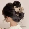 Presilha de cabelo de pelúcia em formato de peixe para outono e inverno para mulheres, luxo leve e toque de alta qualidade, tamanho grande para cabelos grossos, acessório de cabelo versátil tipo pinça de tubarão