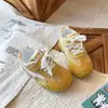 Tênis de treino casual infantil estilo coreano, sapatos "A-Gan" para estudantes, novo modelo 2026, fecho de velcro, tênis esportivo de malha para meninos e meninas, moderno