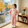 Nueva colección de principios de otoño: Conjunto casual de dos piezas estilo coreano, dulce y lindo, de dibujos animados para niñas, con una sudadera de encaje. Un artículo popular y moderno
