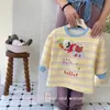 Camiseta básica de otoño a rayas estampadas para bebé niña 2026 nuevo estilo para niña pequeña de algodón antiarrugas top de moda top de celebridad de internet