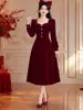 Vestido midi rojo de manga larga con lazo, diseñado para figuras petite, con cintura ceñida para un efecto adelgazante, elegante y adecuado para fiestas y banquetes, un vestido lujoso para mujer