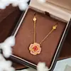 Colar Flor Peônia Vermelha Estilo Chinês Banhado a Ouro Vietnamita, Pingente Flor Rosa de Corindo Vermelho de Luxo Leve, Presente para Namorada, Atacado